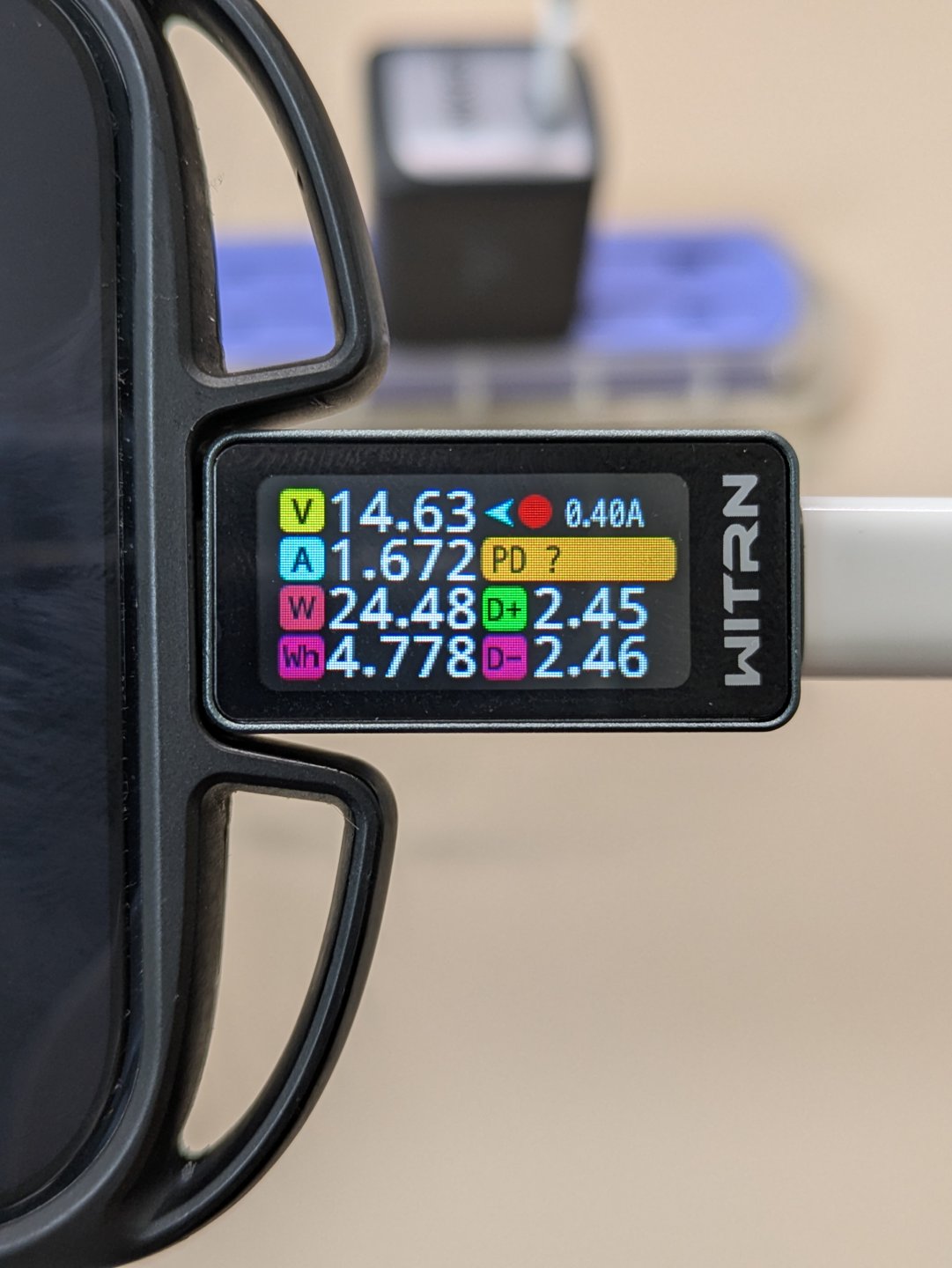 Anker Nano II 45WでiPhone 17を充電中のWITRNテスター表示(14.63V・1.672A・24.48W・PD ?)