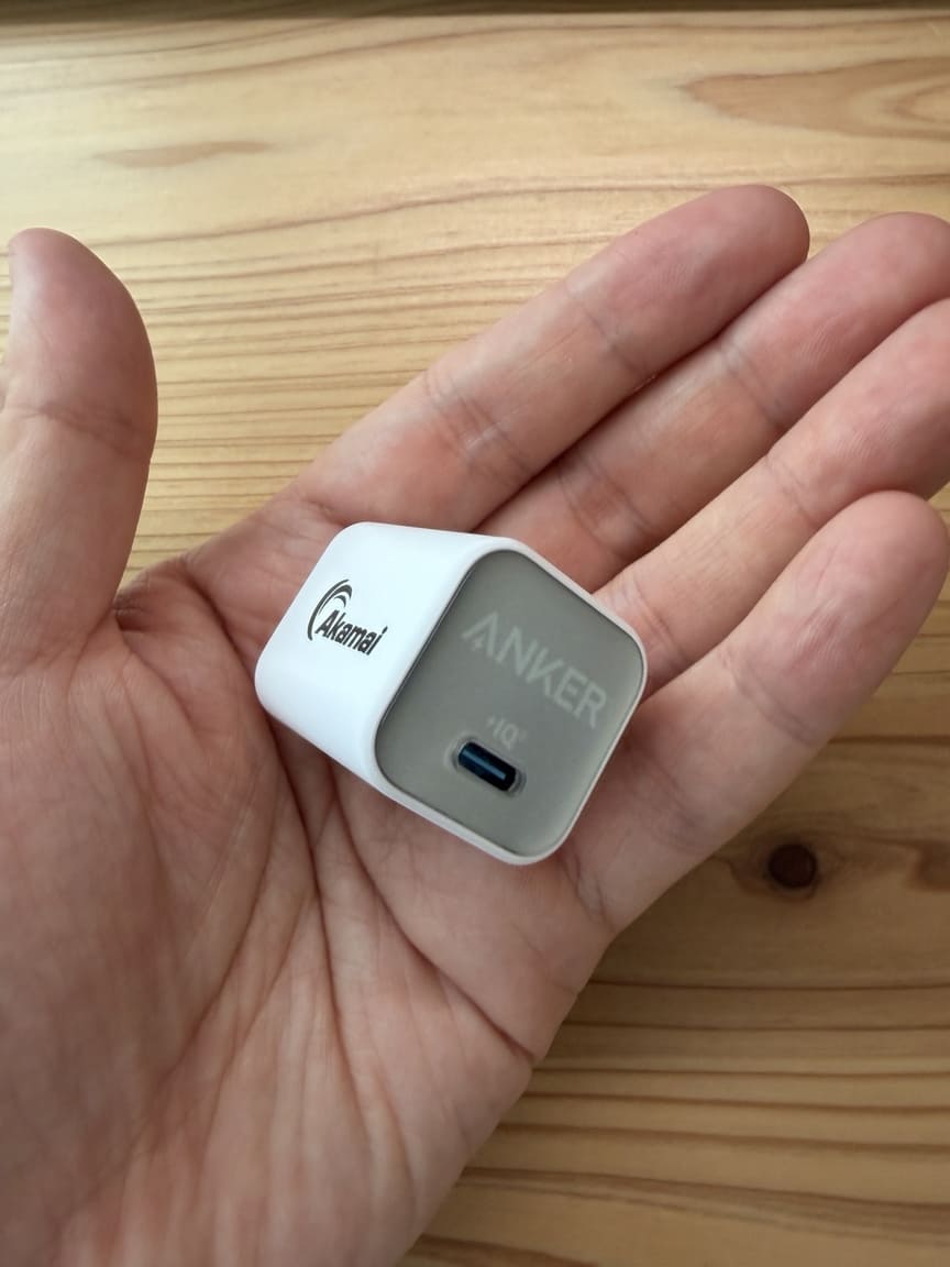 Anker 511 Nano 3を手のひらに乗せた様子