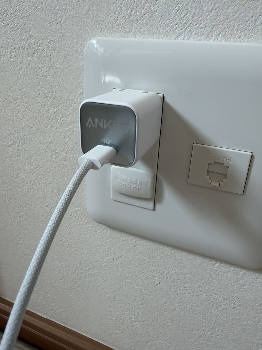 Anker 511 Nano 3を壁のコンセントに挿した様子