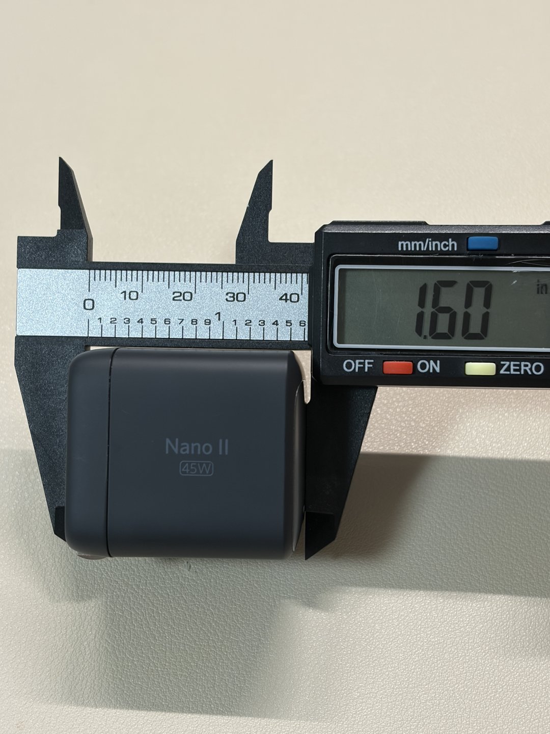 Anker Nano II 45Wの奥行きをノギスで計測(1.60インチ=約40.6mm)