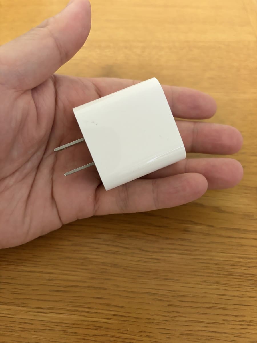 Apple 20W USB-C電源アダプタの手持ちサイズ