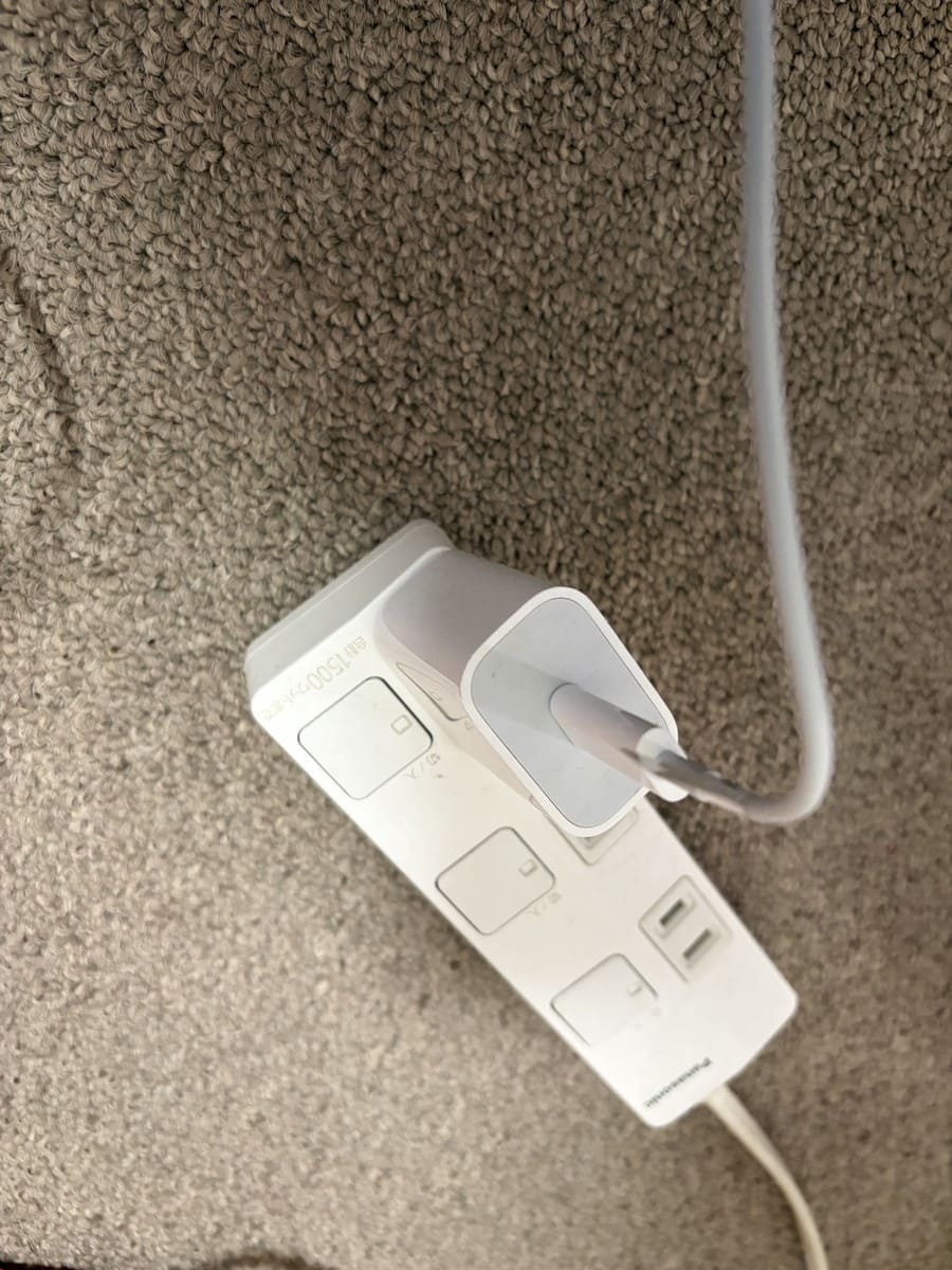 Apple 20W USB-C電源アダプタをコンセントで使用している写真