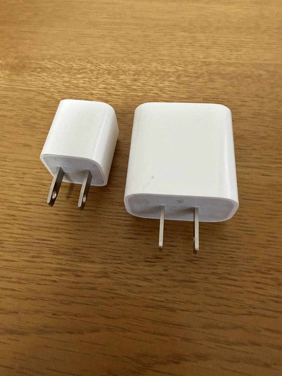 Apple 20Wと5W充電器の正面比較