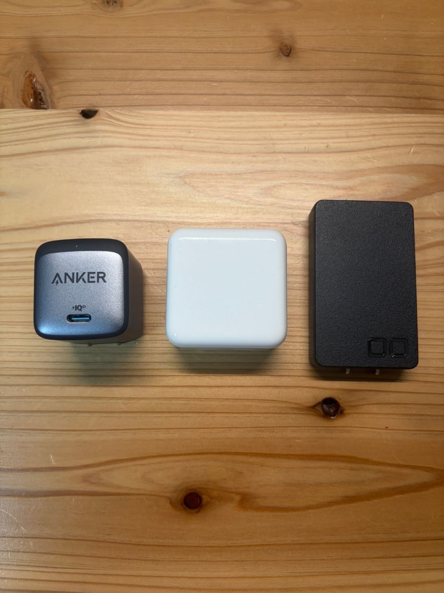 Anker Nano II 45W、Apple 35W デュアルUSB-C、CIO NovaPort SLIM 45Wを並べた比較写真