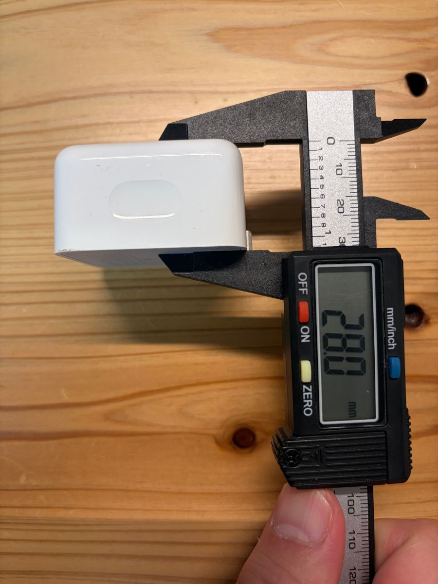 Apple 35W デュアルUSB-Cポート電源アダプタの奥行きを実測している写真