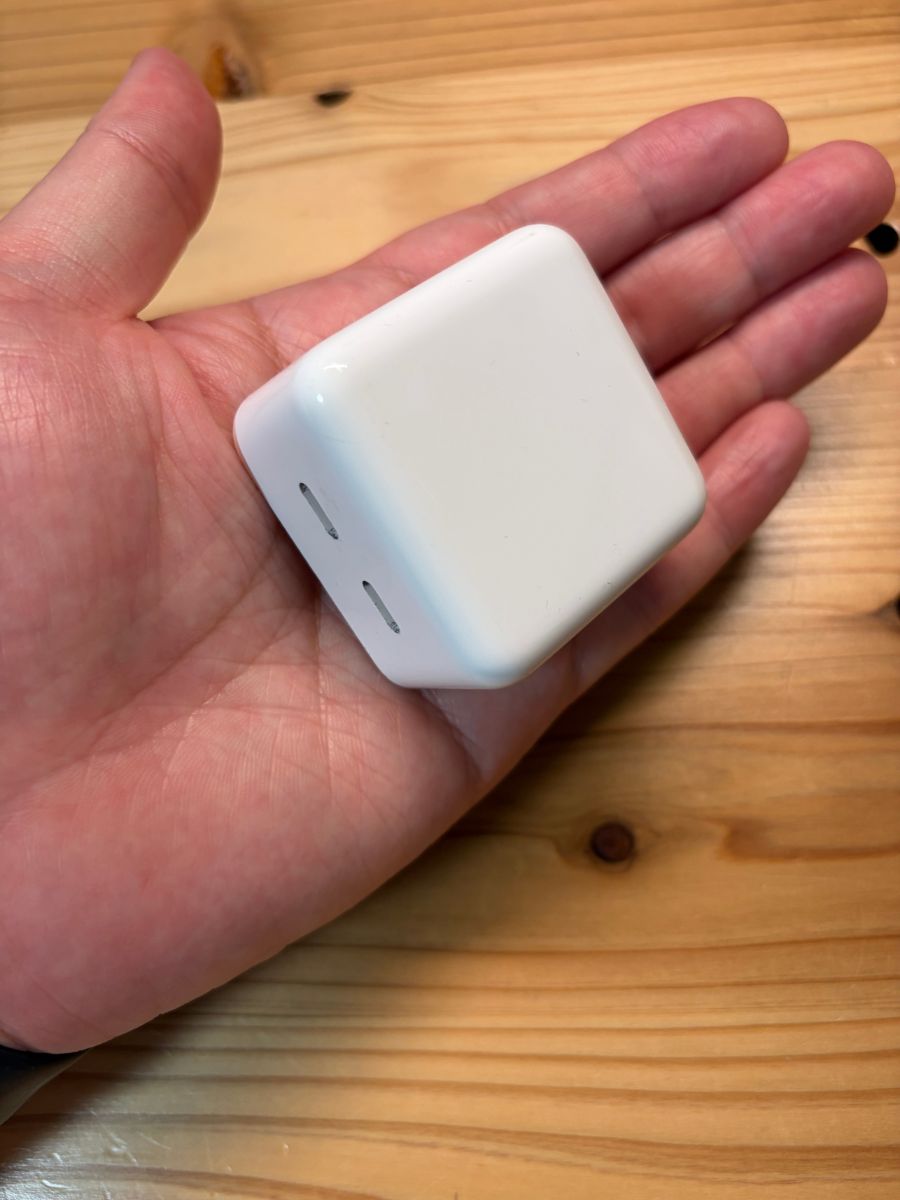 Apple 35W デュアルUSB-Cポート電源アダプタを手に持った写真