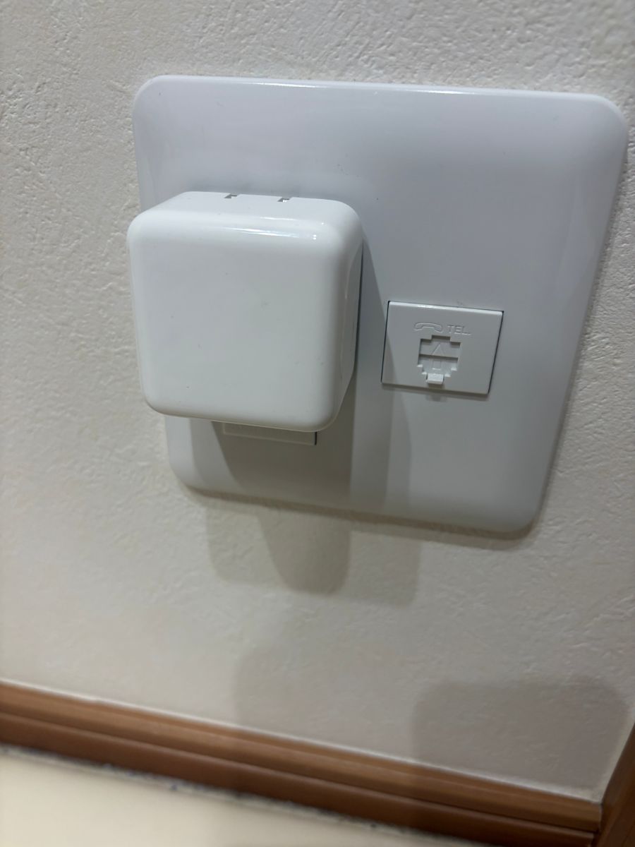Apple 35W デュアルUSB-Cポート電源アダプタをコンセントに挿した写真