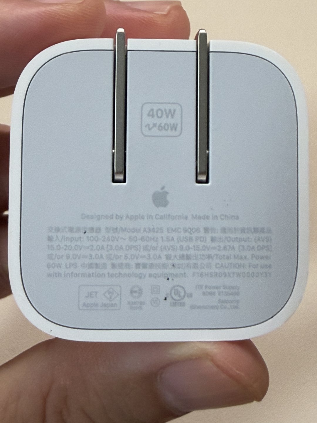 Apple 40Wダイナミック電源アダプタ(A3425)の背面ラベル。AVS 15.0-20.0V=2.0Aと最大60Wの表記
