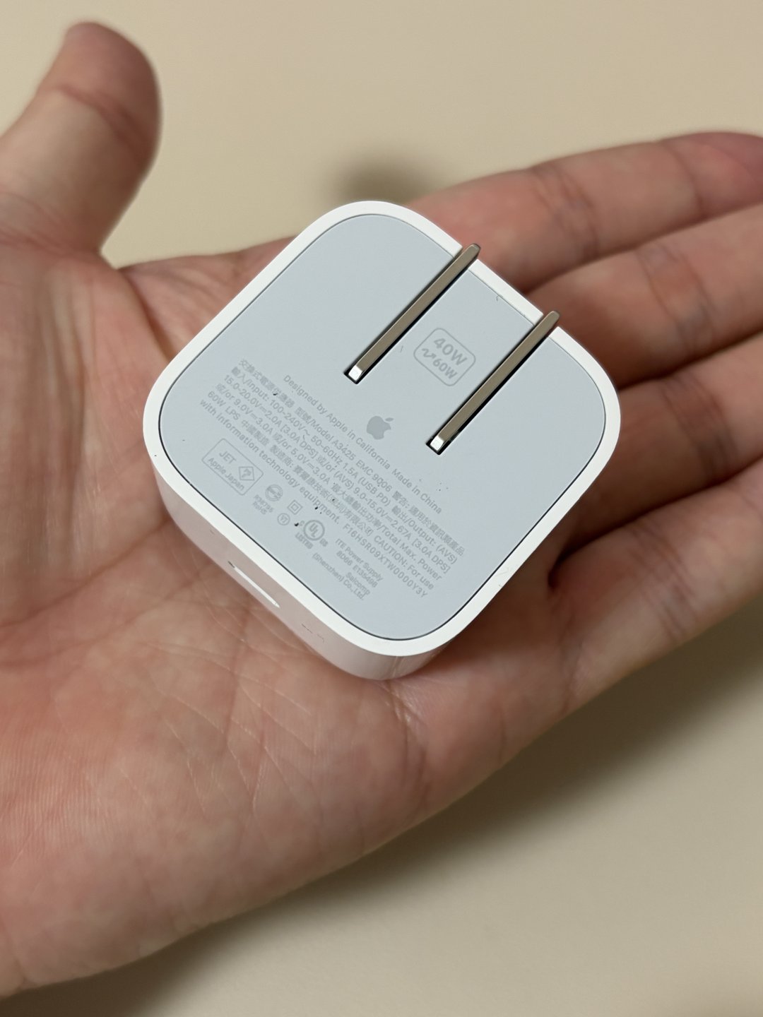Apple 40Wダイナミック電源アダプタを手のひらに載せたサイズ感