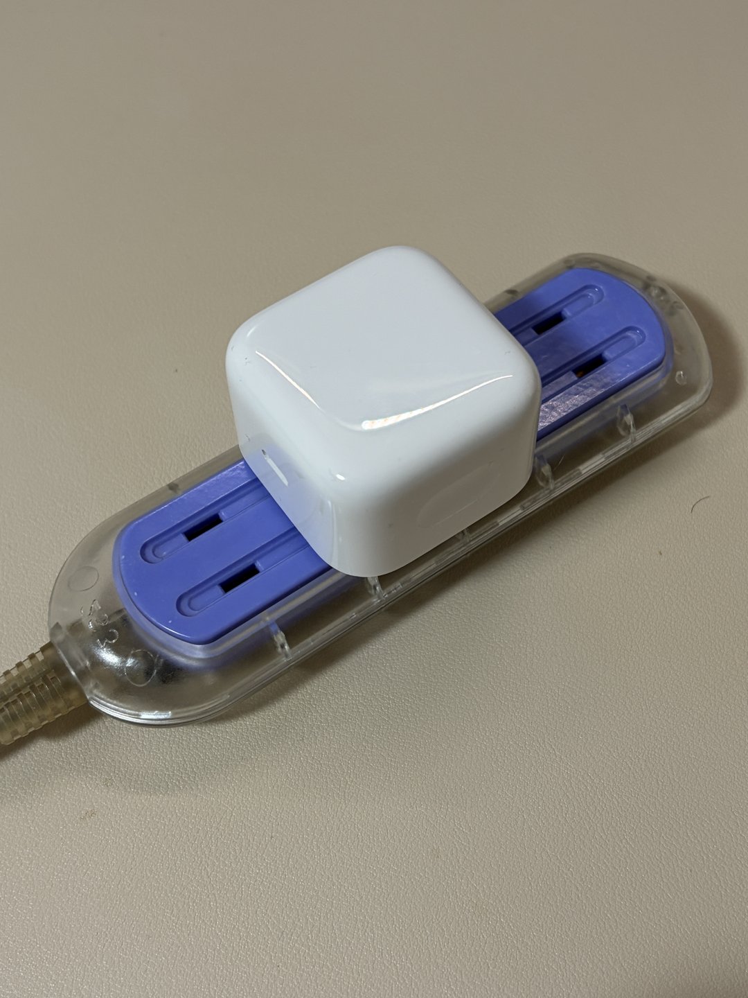 Apple 40Wダイナミック電源アダプタを電源タップに挿した状態