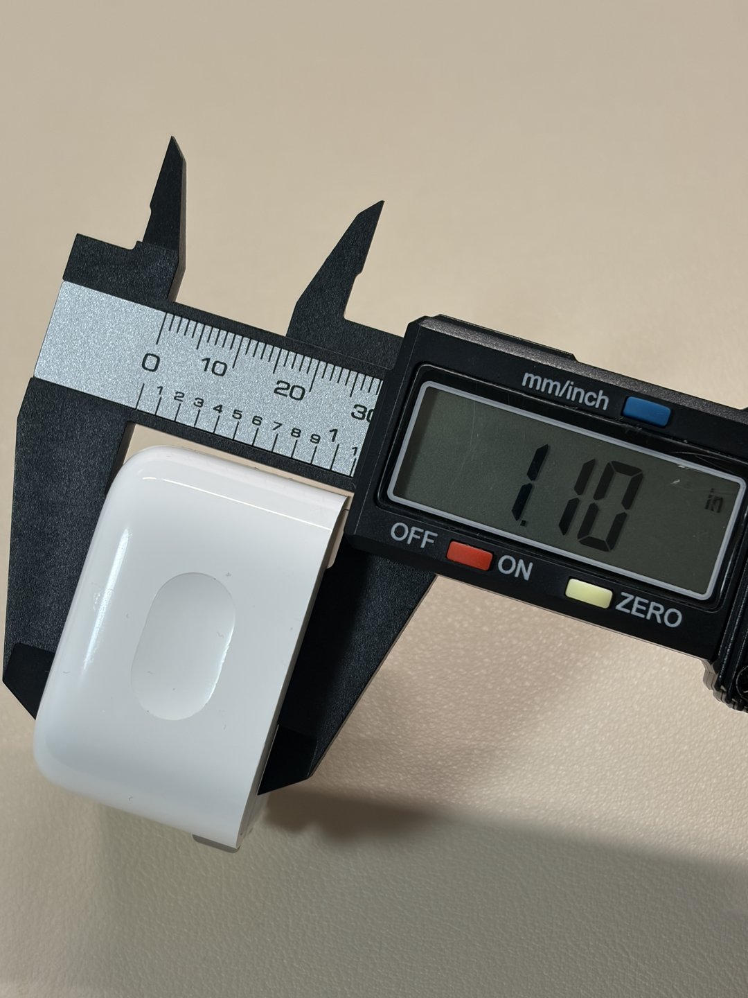 Apple 40Wダイナミック電源アダプタの奥行きをノギスで計測(1.10インチ=約27.9mm)