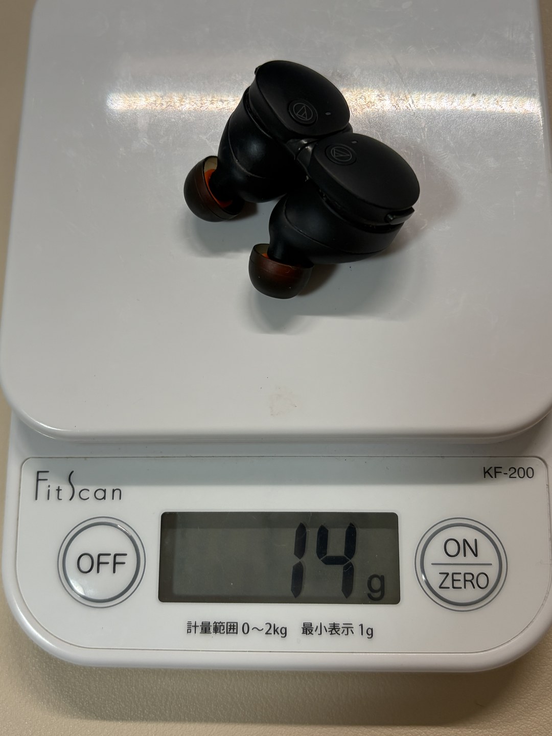 オーディオテクニカ ATH-CKS50TW2のイヤホン両側をキッチンスケールで計量、14g