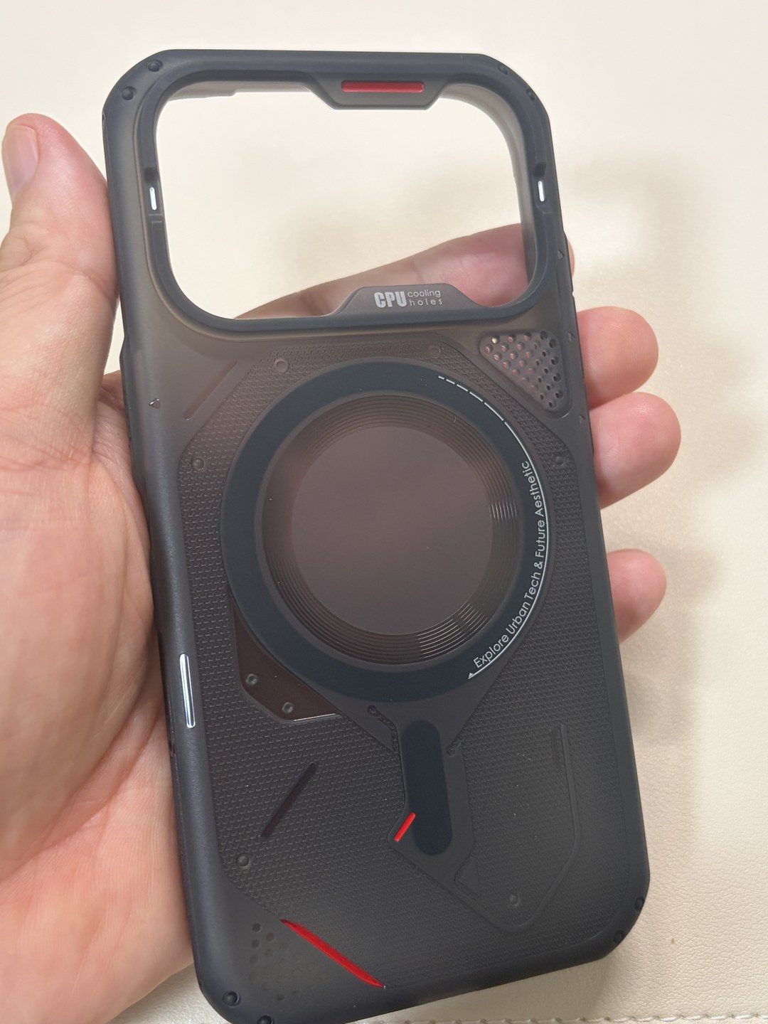 Aulumu A17 半透明タフケース（iPhone 17 Pro用）の背面。CPU cooling holesの刻印