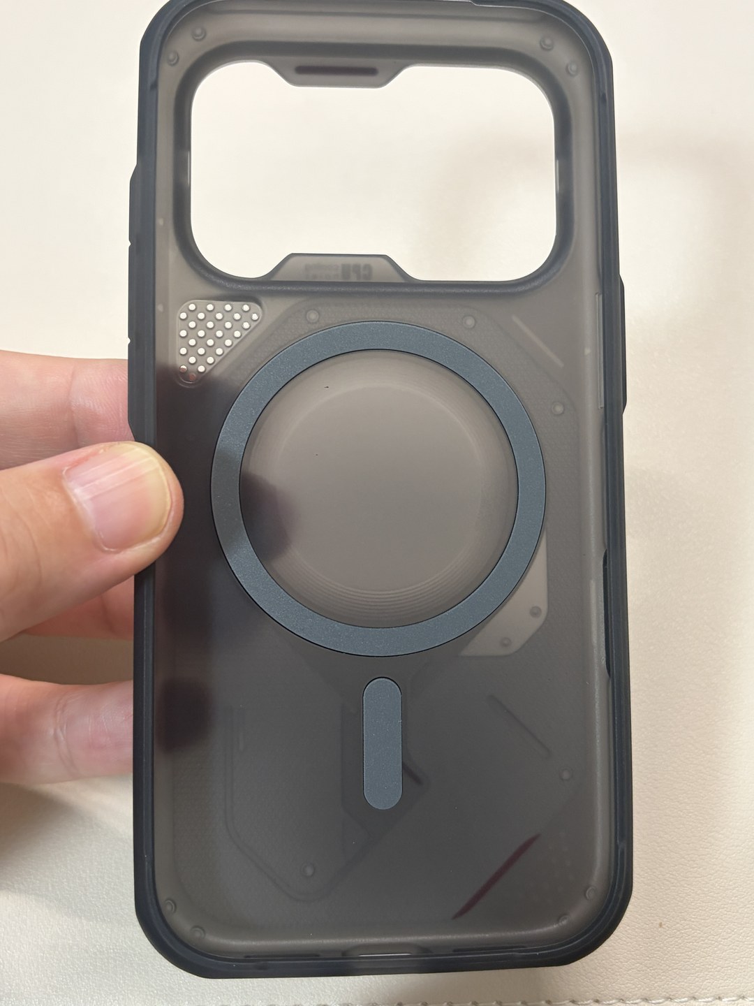 Aulumu A17 半透明タフケースの内側。MagSafeリングと放熱メッシュ