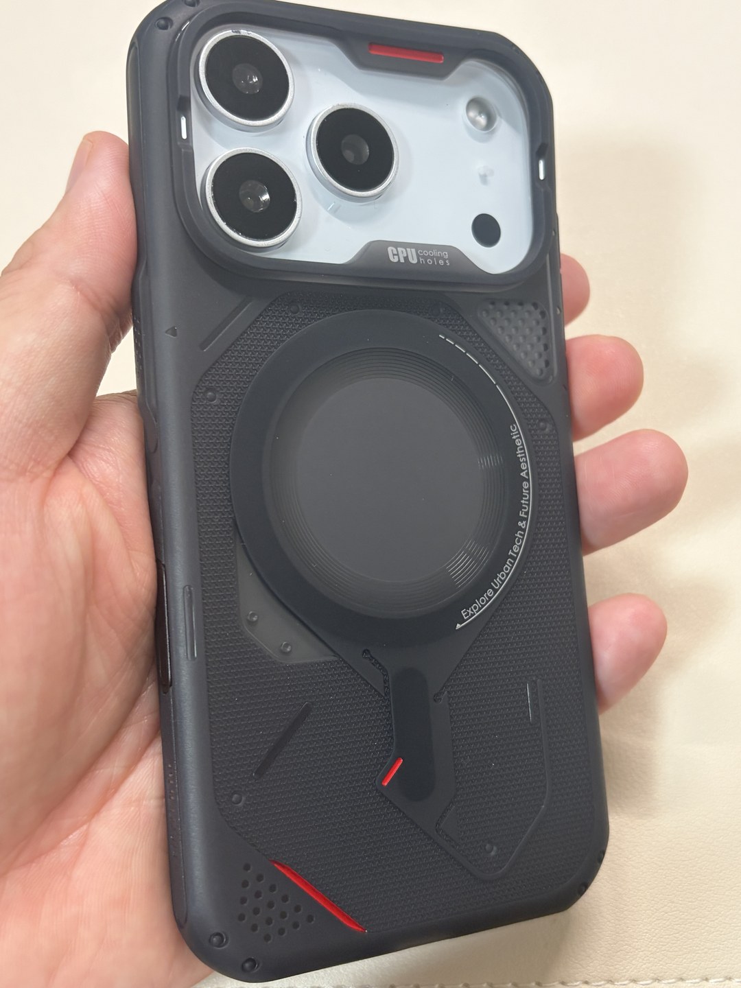 iPhone 17 ProにAulumu A17 半透明タフケースを装着した背面全体