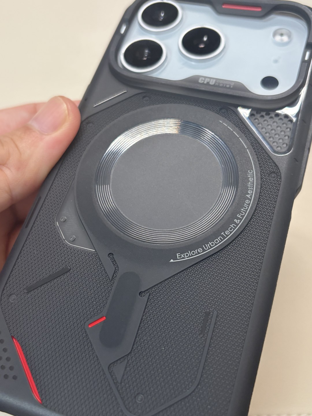 Aulumu A17 半透明タフケース装着時の背面MagSafeリングの接写
