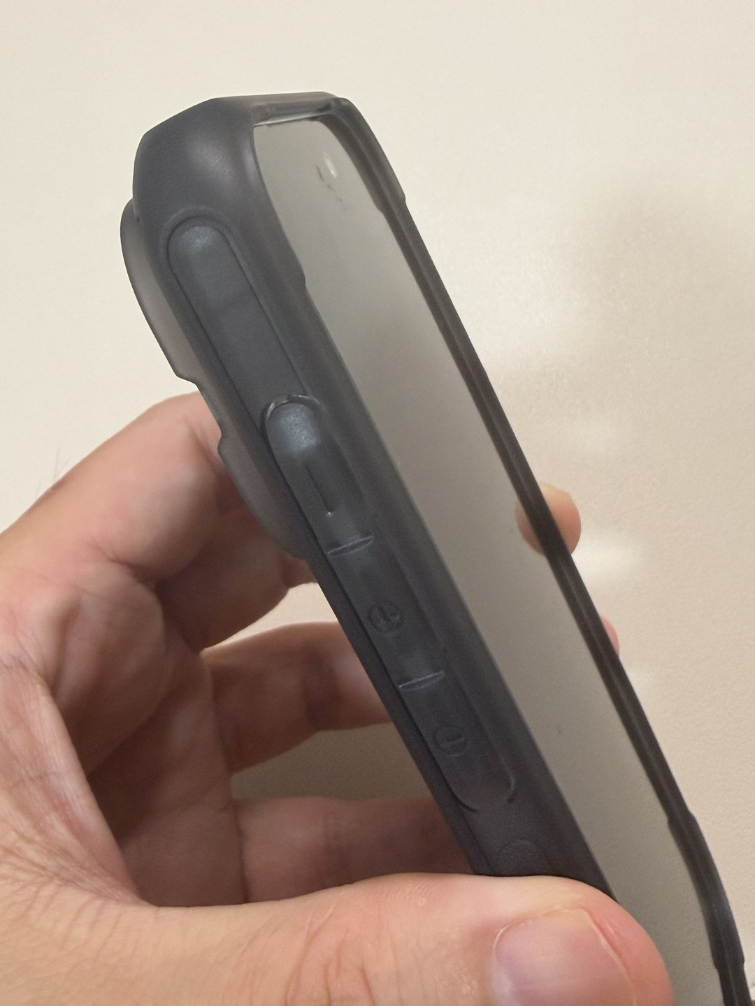 Aulumu A17 半透明タフケース装着時の側面。ボタンはカバー型