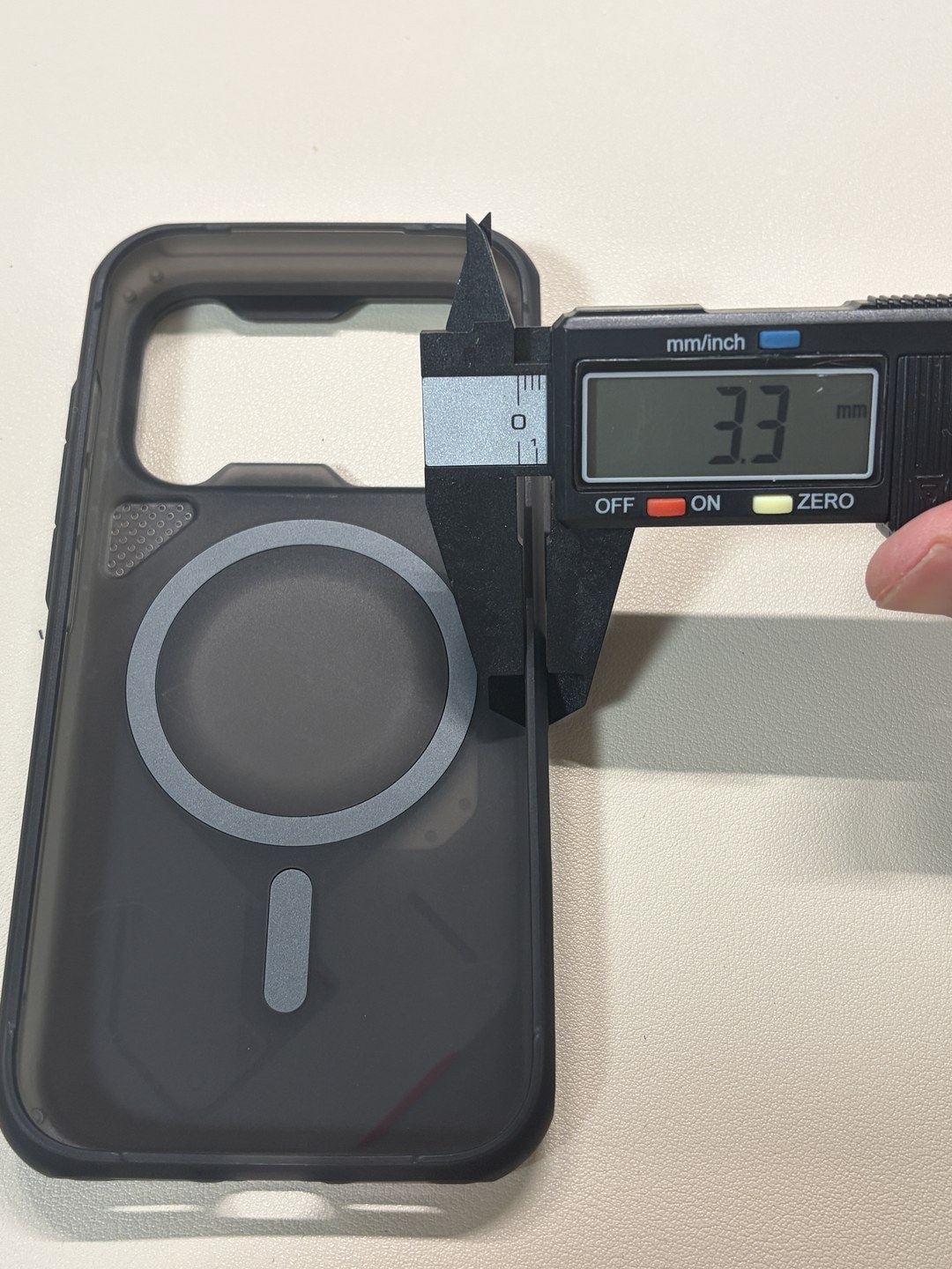 Aulumu A17 半透明タフケースの縁の厚みをノギスで計測、3.3mm