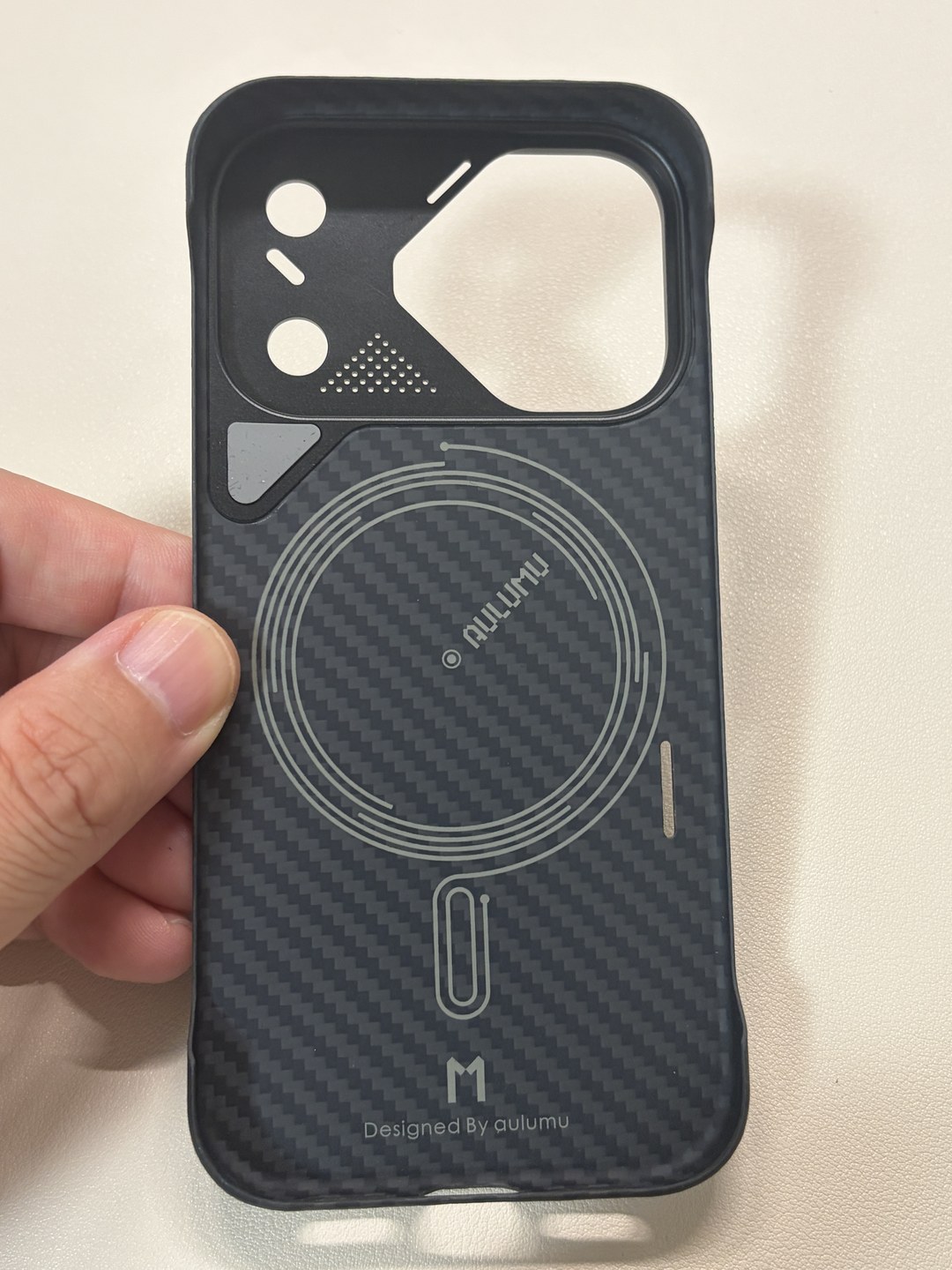 Aulumu A17 アラミドケース内側の全体。MagSafeリングとDesigned by aulumuの刻印