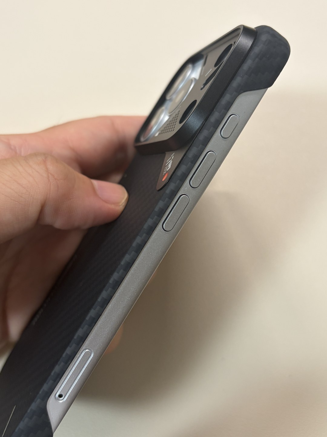 iPhone 17 ProにAulumu A17 アラミドケースを装着した側面。ボタンは露出型