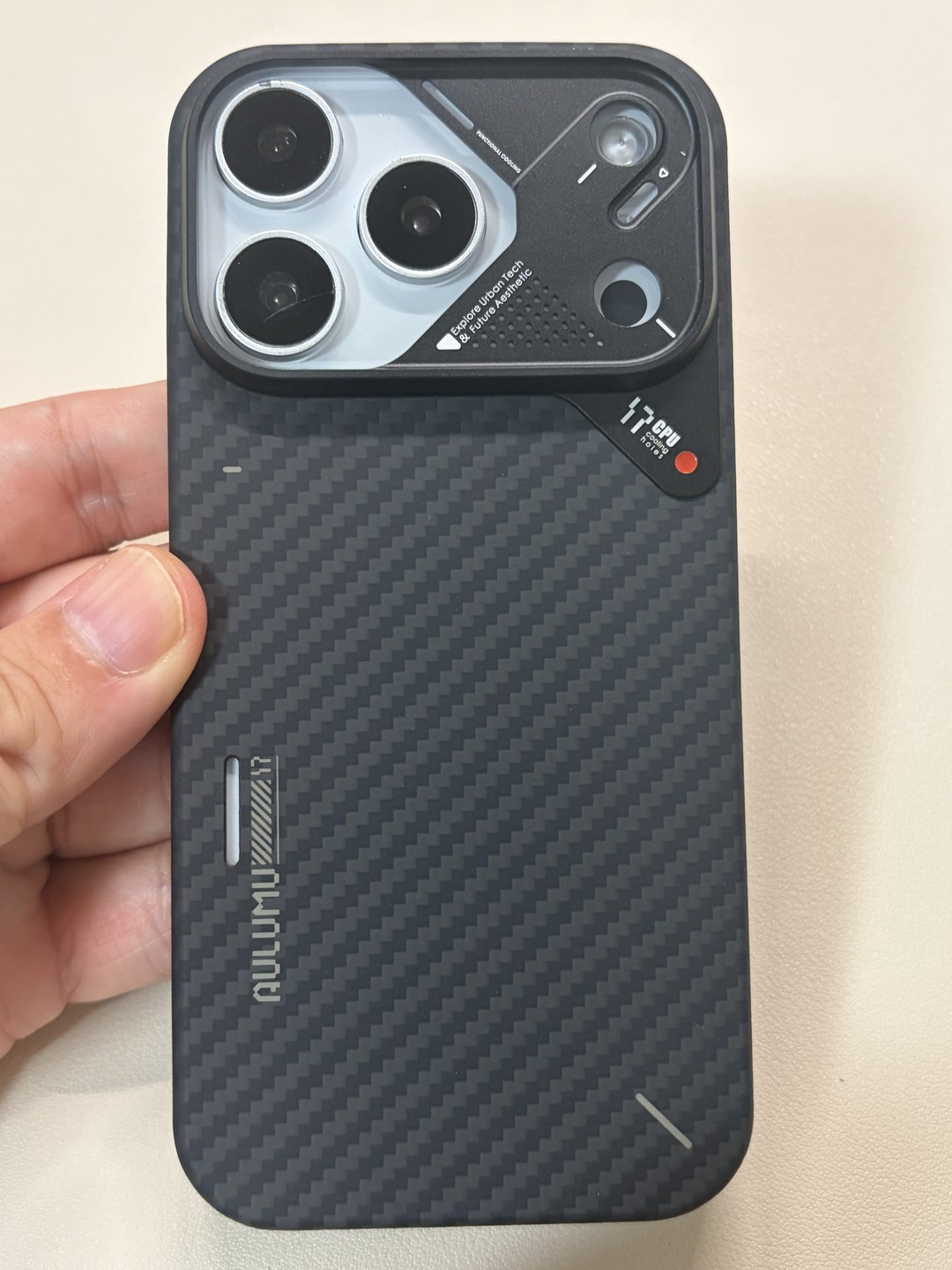 iPhone 17 ProにAulumu A17 アラミドケースを装着した背面全体