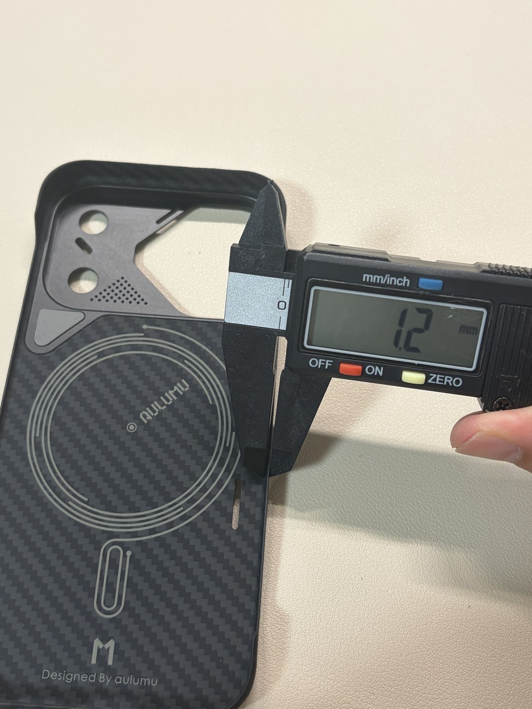 Aulumu A17 アラミドケースの背面の厚みをノギスで計測、1.2mm