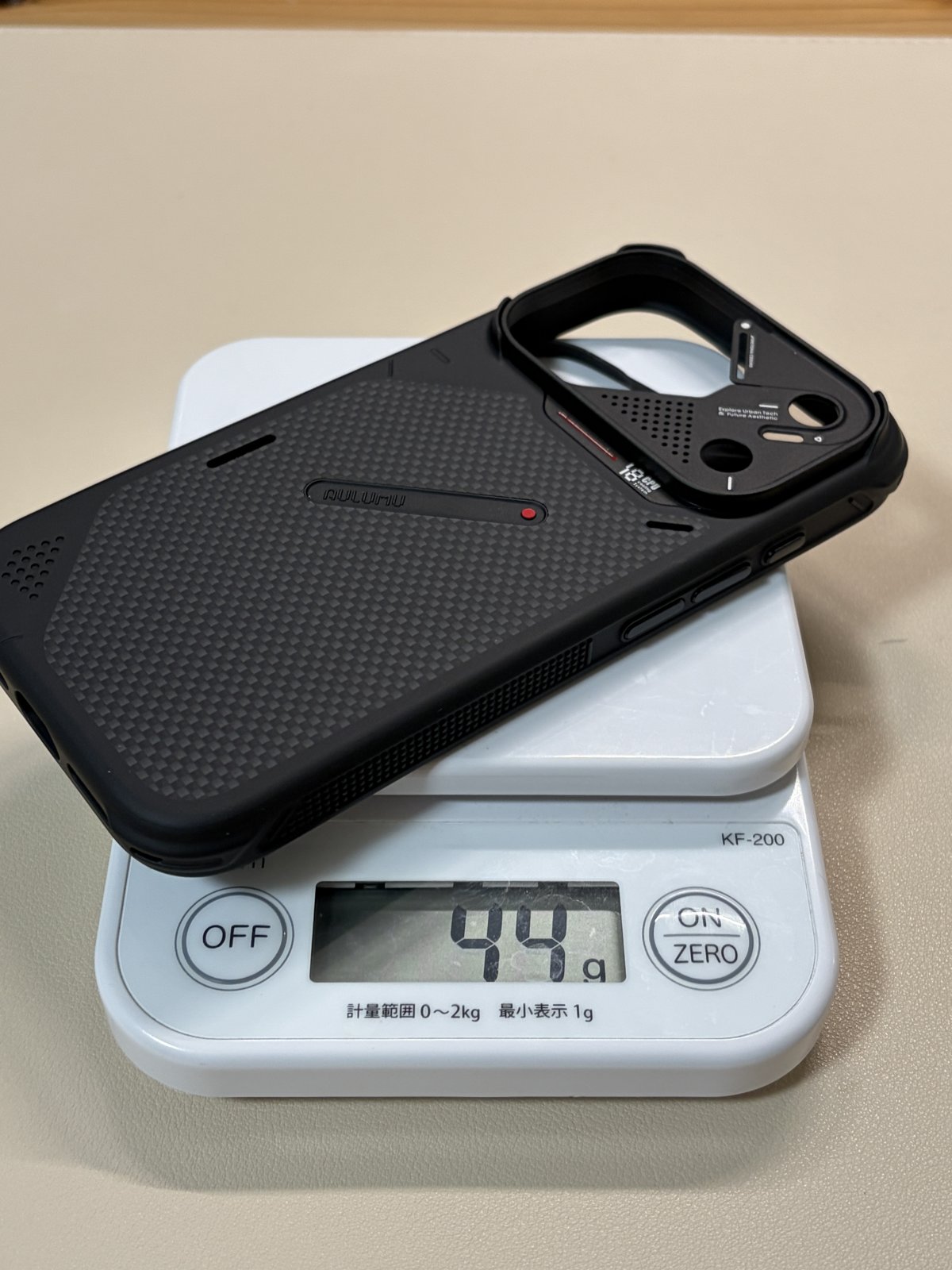 Aulumu A18 耐衝撃 アラミド繊維ケース（iPhone 18/17 Pro用）をキッチンスケールで計量、44g