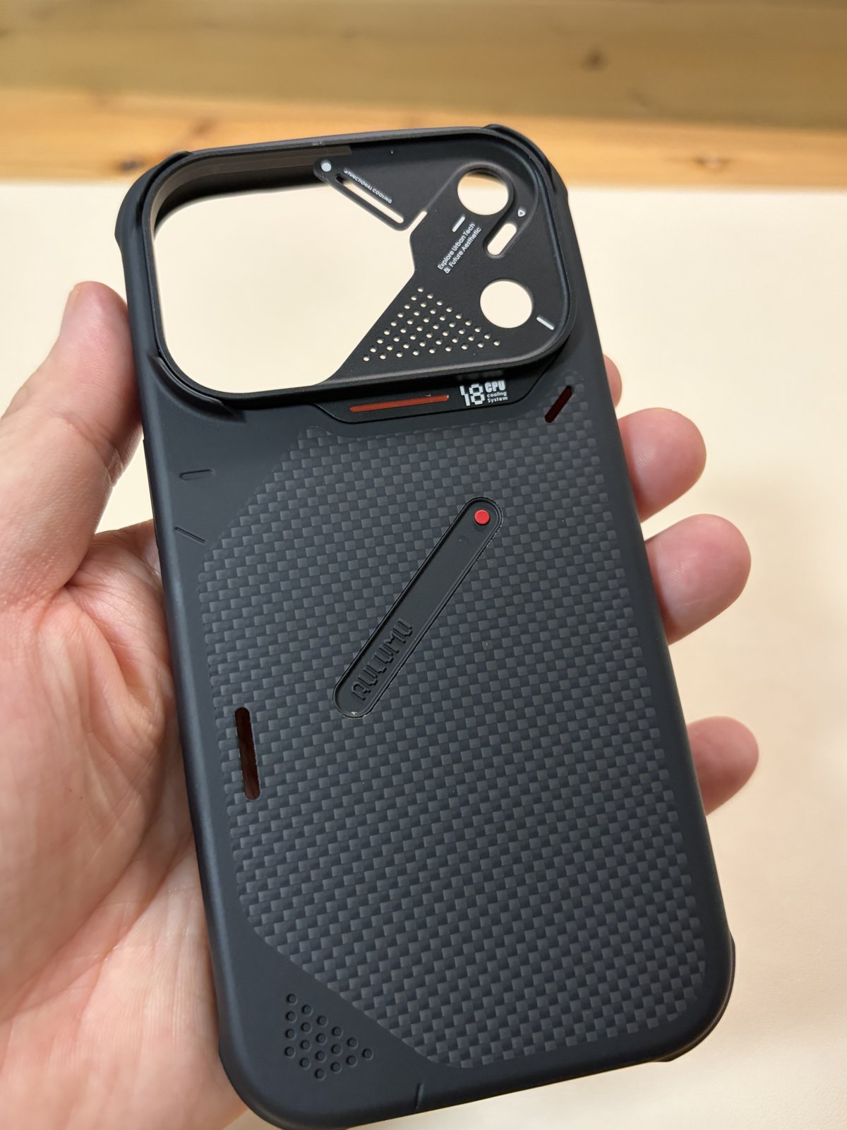 Aulumu A18 耐衝撃 アラミド繊維ケースの背面全体（ケース単体）