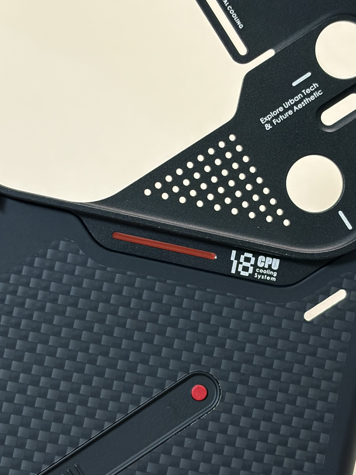 Aulumu A18 耐衝撃 アラミド繊維ケースの背面上部の寄り。CPU Cooling Systemの表記と赤いライン
