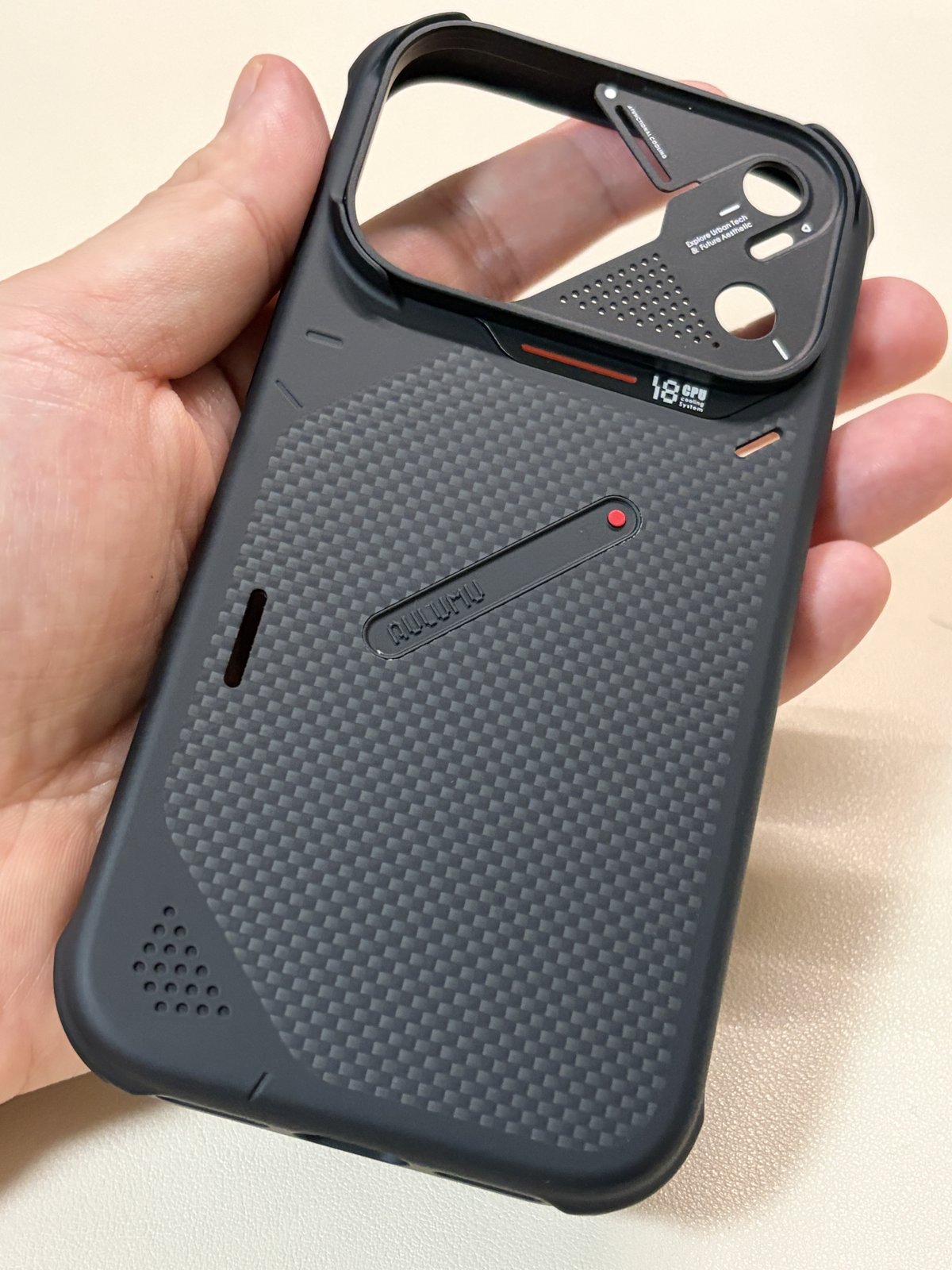 Aulumu A18 耐衝撃 アラミド繊維ケースを手に持った背面（ケース単体）