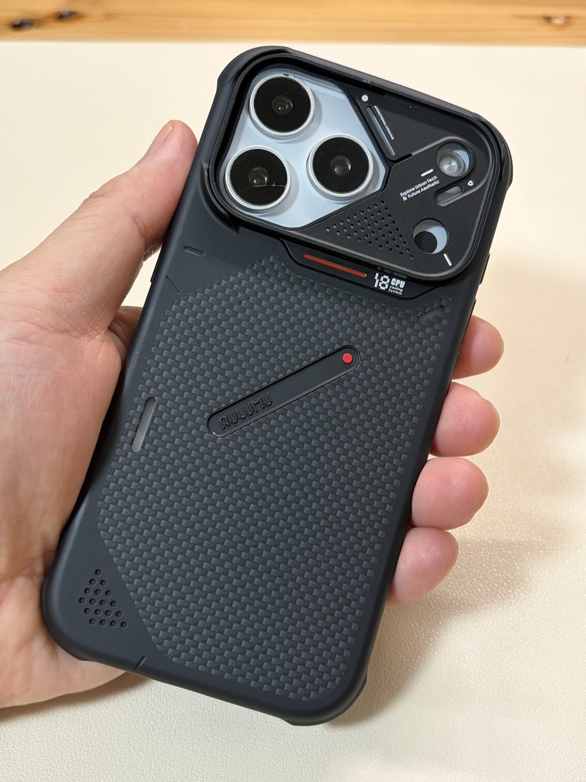 Aulumu A18 耐衝撃 アラミド繊維ケースを装着して斜めから見た背面