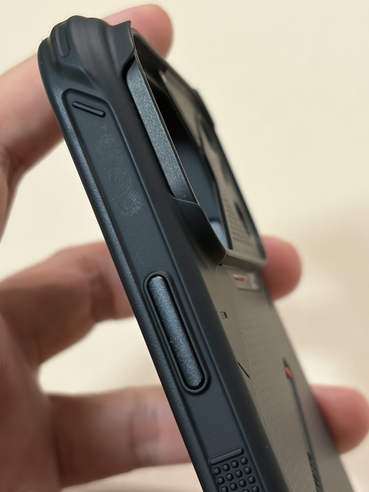 Aulumu A18 耐衝撃 アラミド繊維ケースの側面。ボタンカバー