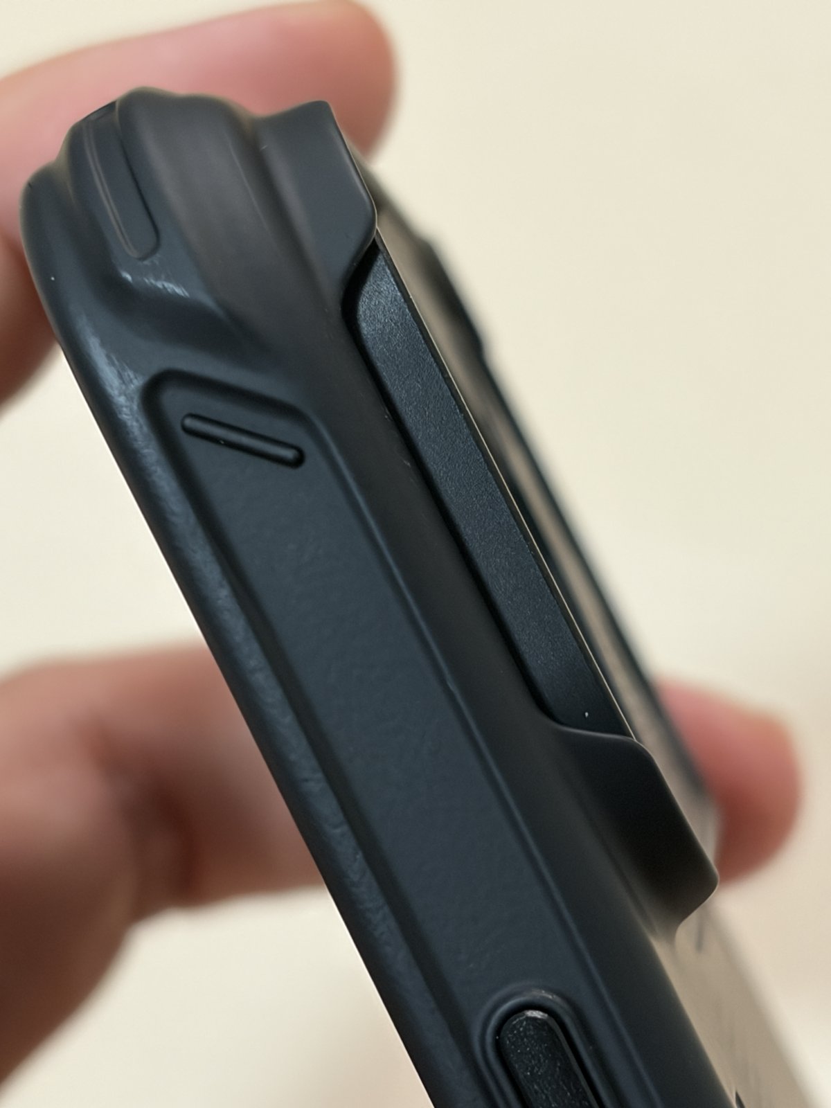 Aulumu A18 耐衝撃 アラミド繊維ケースの角の張り出し