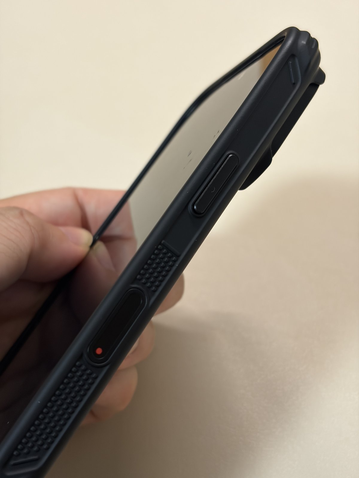 Aulumu A18 耐衝撃 アラミド繊維ケースを画面側から見た側面