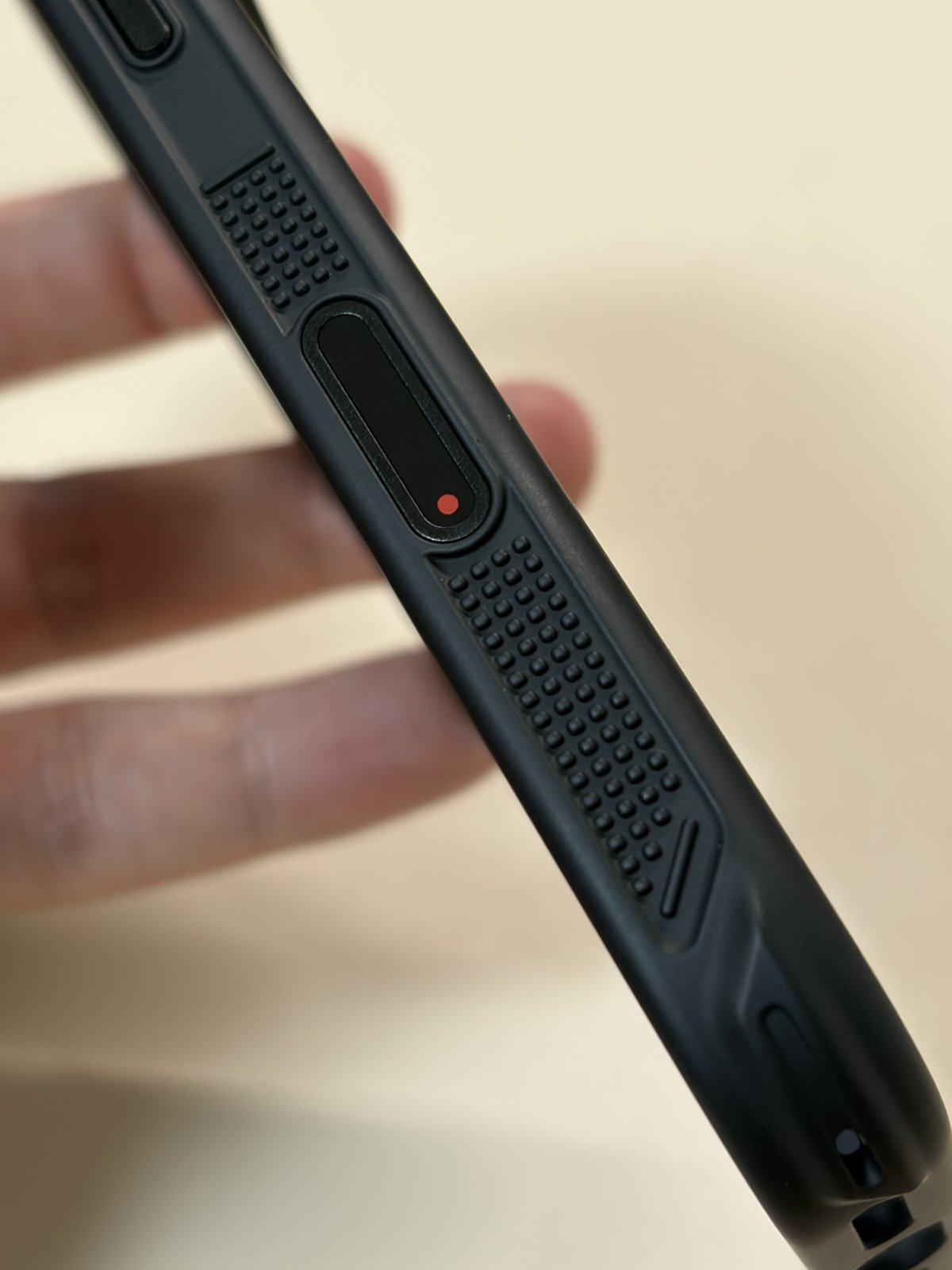 Aulumu A18 耐衝撃 アラミド繊維ケースの側面のドット状の滑り止めとボタンカバー