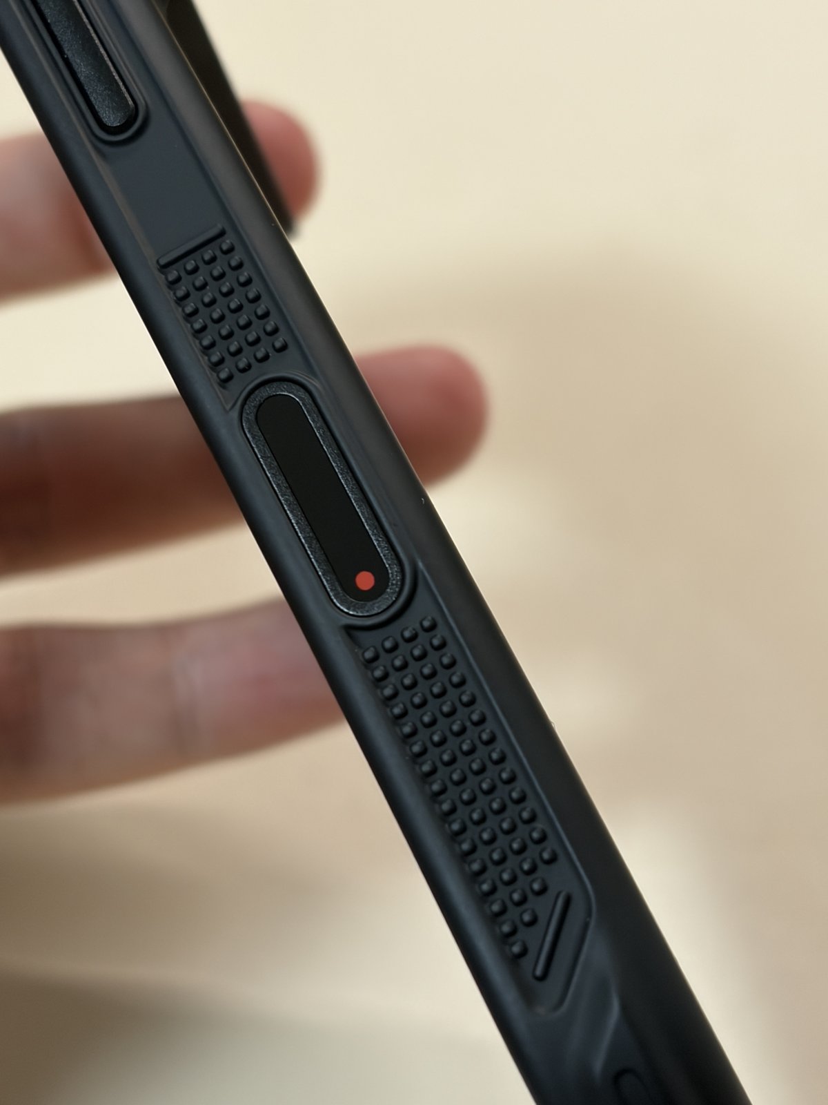 Aulumu A18 耐衝撃 アラミド繊維ケースの側面のボタンカバーの寄り