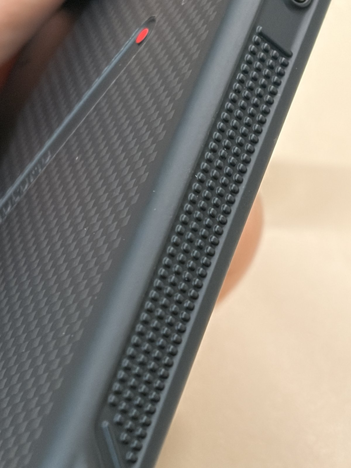 Aulumu A18 耐衝撃 アラミド繊維ケースの側面の凹凸とカーボン柄の寄り