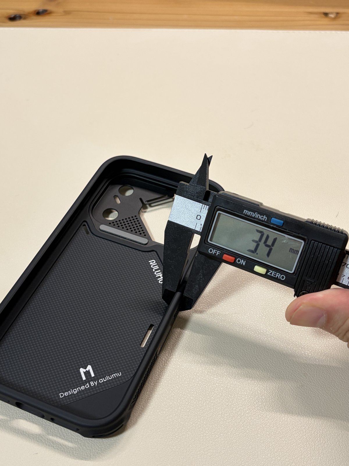 Aulumu A18 耐衝撃 アラミド繊維ケースの縁の幅をノギスで計測、3.4mm