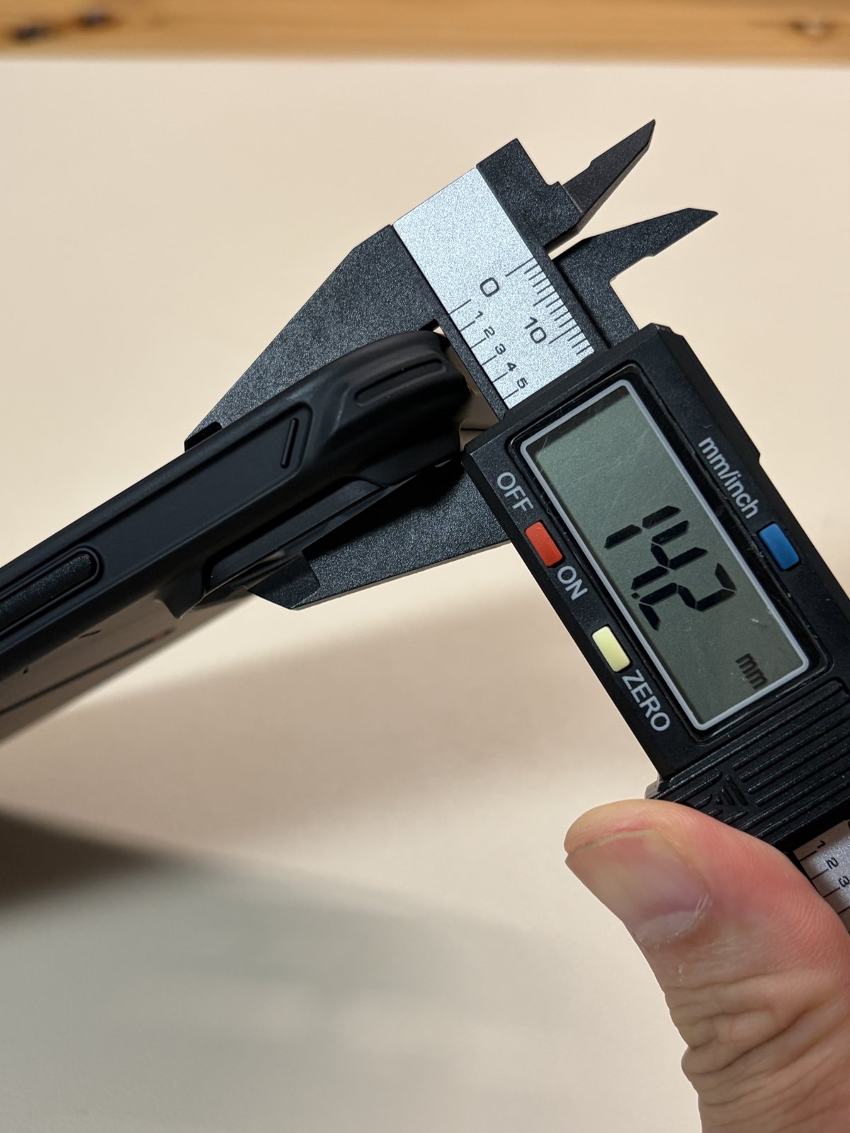 Aulumu A18 耐衝撃 アラミド繊維ケースの側面の全高をノギスで計測、14.2mm