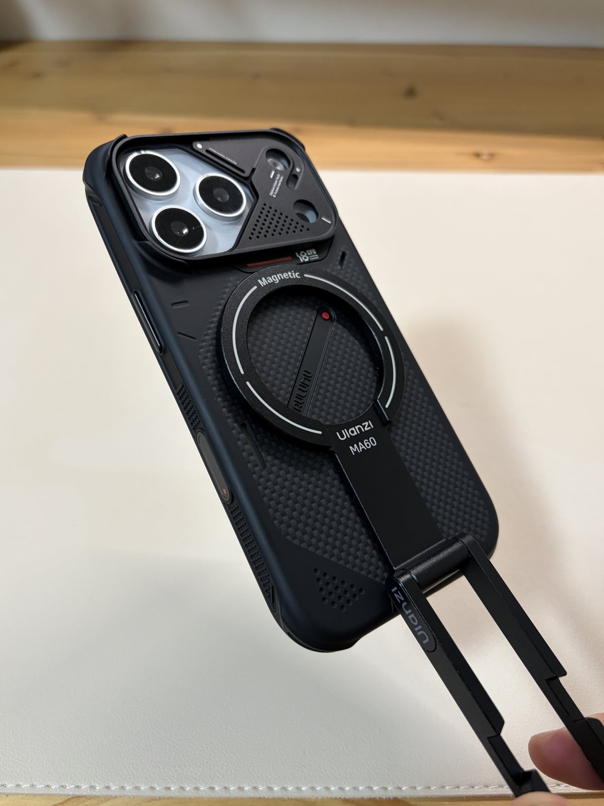 Aulumu A18 耐衝撃 アラミド繊維ケースにUlanzi MA60を吸着させた状態