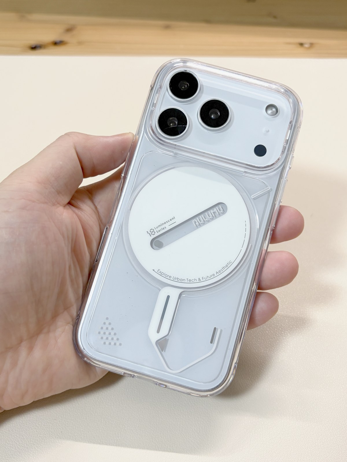 iPhone 17 ProモックにAulumu A18 蓄光ゴースト 透明色を装着した背面全体