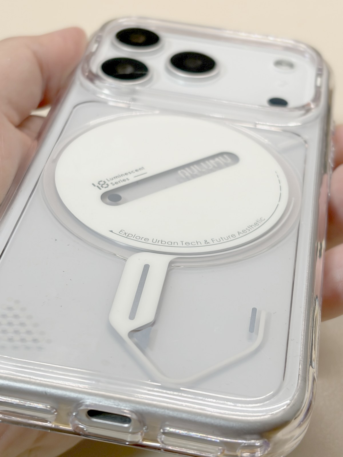 Aulumu A18 蓄光ゴースト 透明色の背面の寄り。白いMagSafeプレートと蓄光デザイン