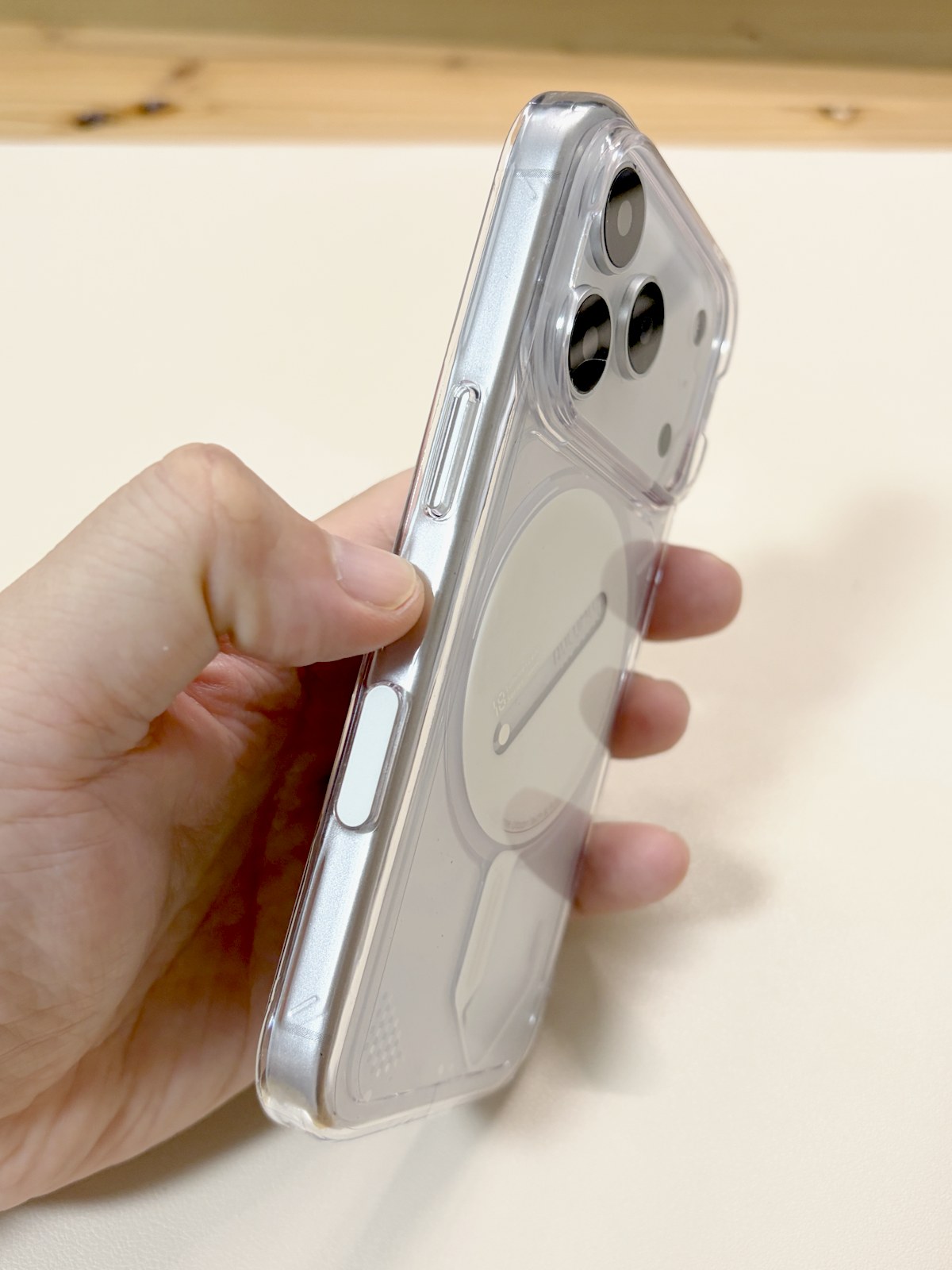 Aulumu A18 蓄光ゴースト 透明色を装着した側面を斜めから