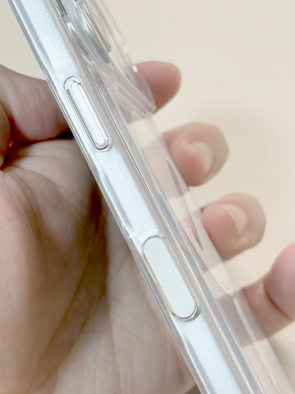 Aulumu A18 蓄光ゴースト 透明色の側面。白いボタンカバー