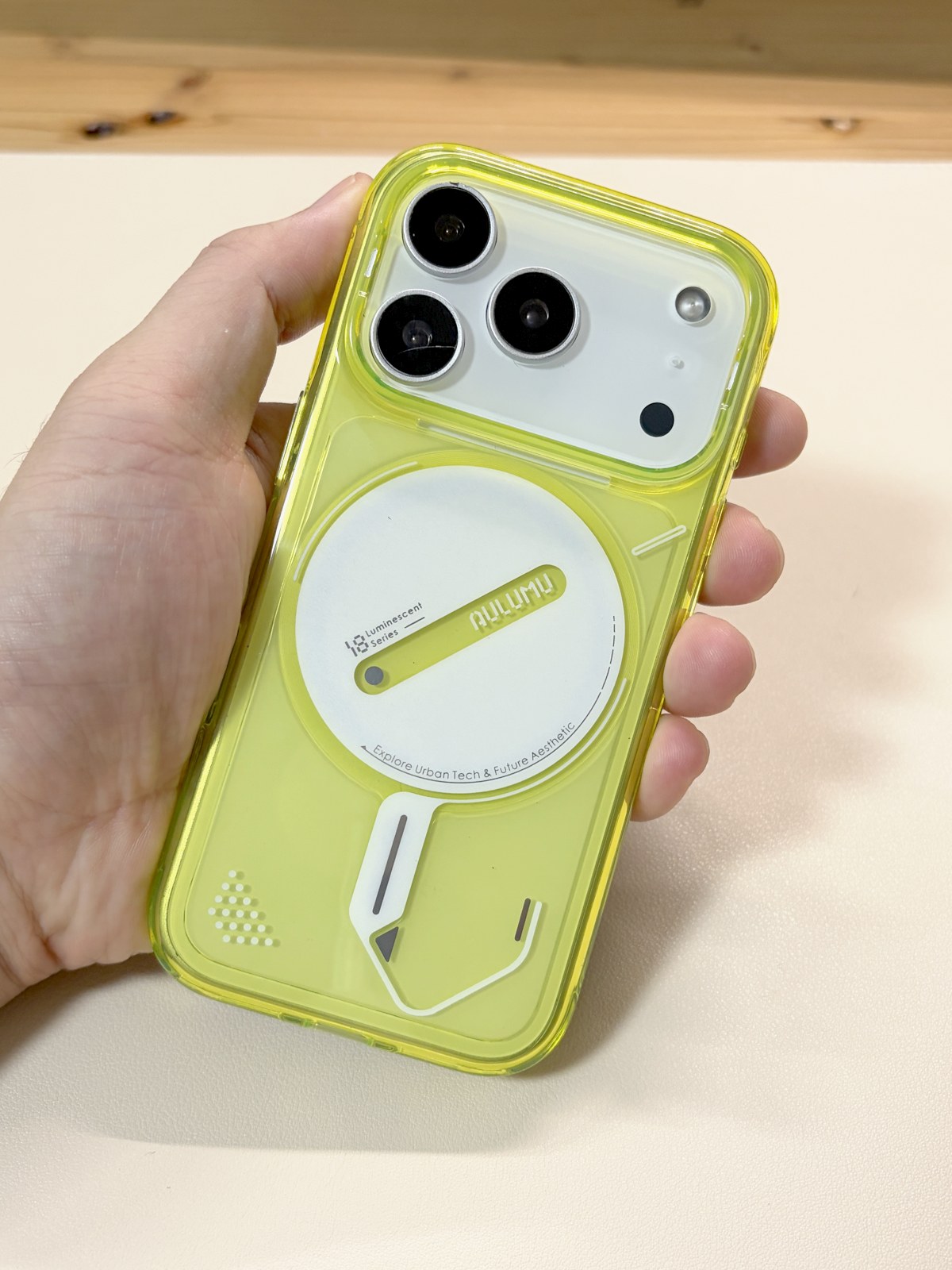 iPhone 17 ProモックにAulumu A18 蓄光ゴースト イエローを装着した背面全体