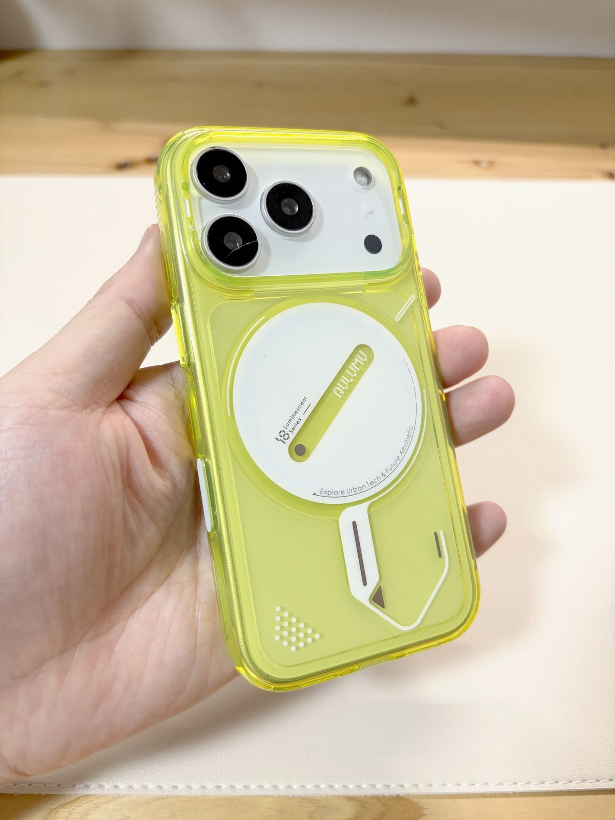 Aulumu A18 蓄光ゴースト イエローを装着して手に持った背面
