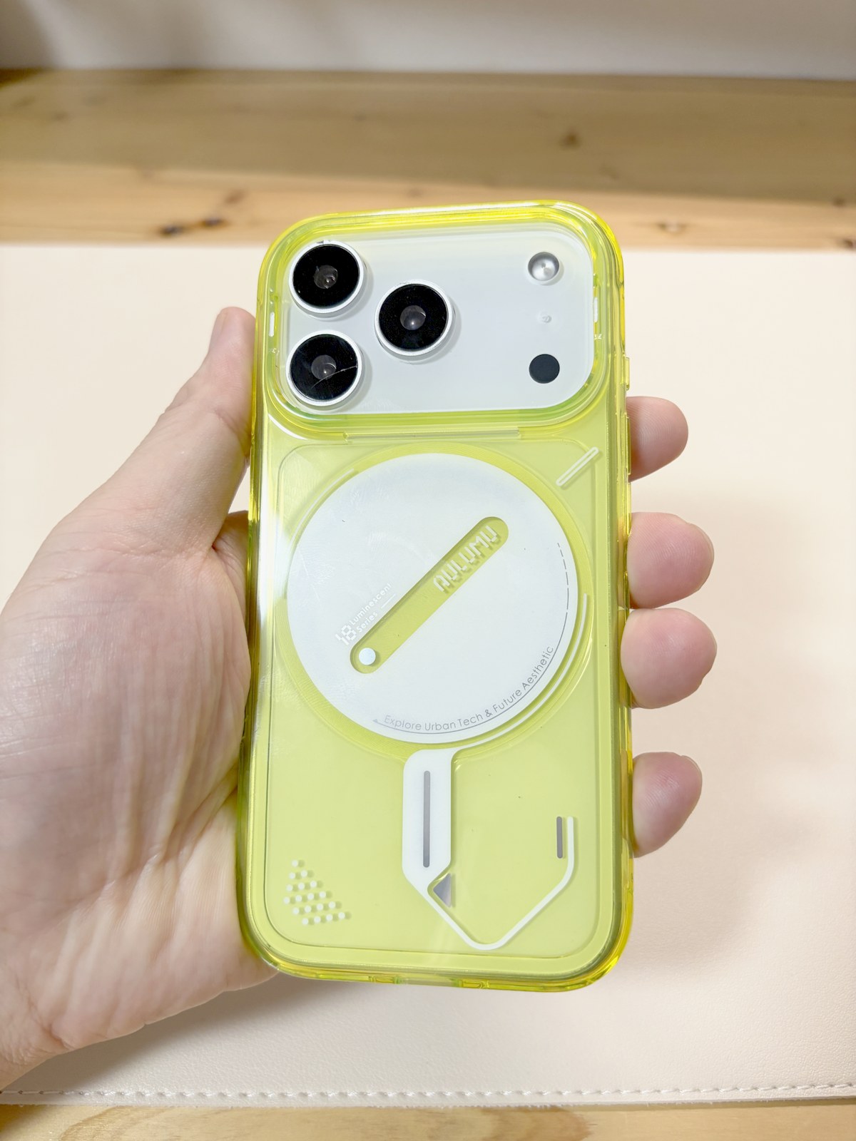 Aulumu A18 蓄光ゴースト イエローを装着した背面を正面から