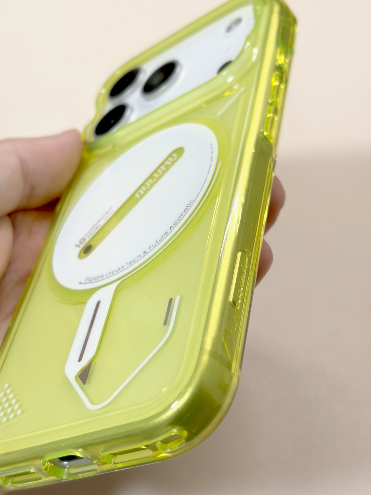 Aulumu A18 蓄光ゴースト イエローを斜めから見た背面