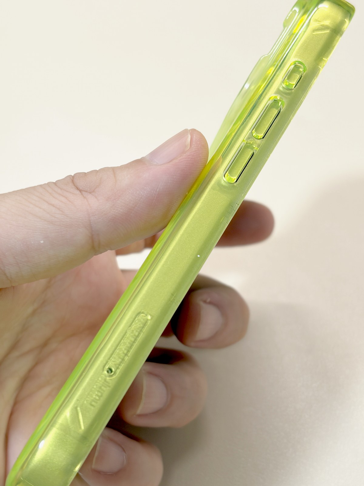 Aulumu A18 蓄光ゴースト イエローの側面を手で握った状態