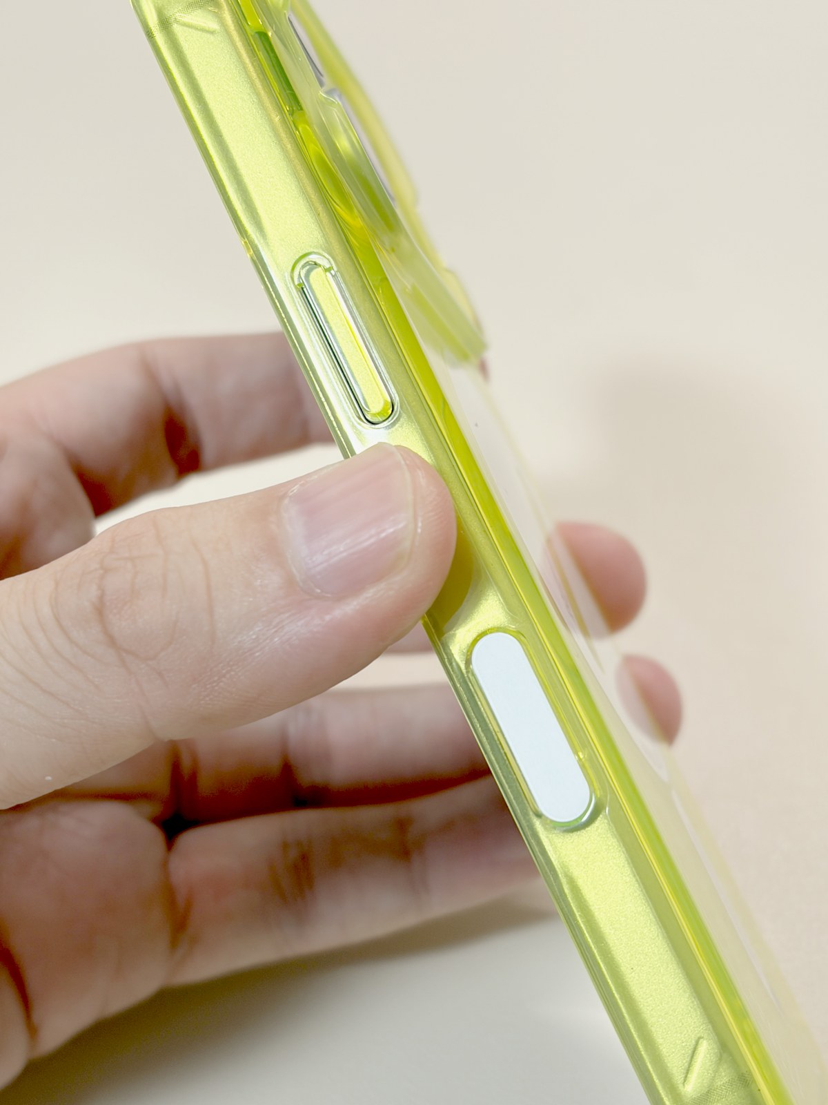 Aulumu A18 蓄光ゴースト イエローの側面。白いボタンカバー